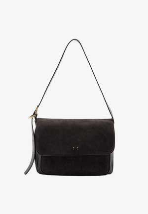 Czarna zamszowa i skórzana torebka na ramię z klapą i złotymi akcentami, z regulowanym paskiem i minimalistycznym designem.