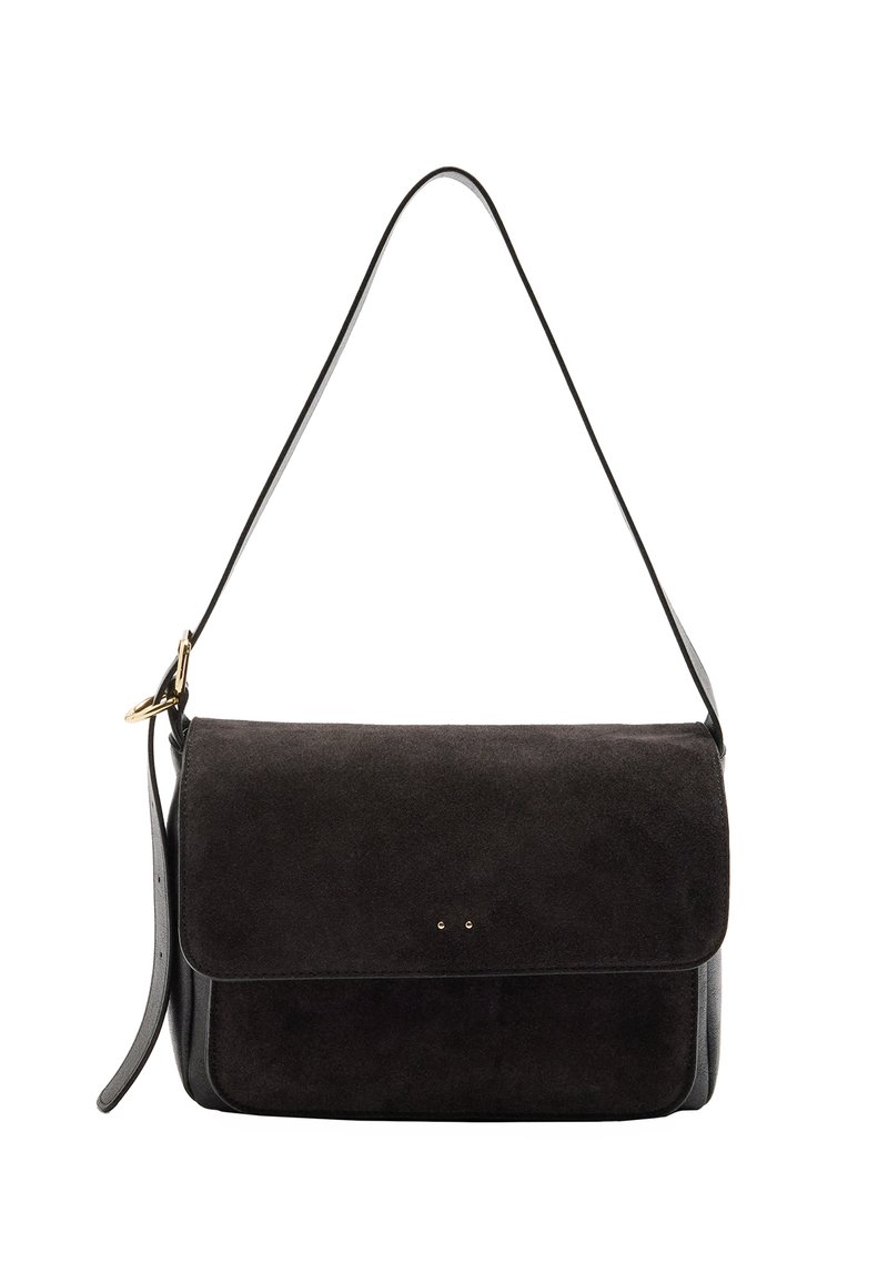 Czarna zamszowa i skórzana torebka na ramię z klapą i złotymi akcentami, z regulowanym paskiem i minimalistycznym designem.