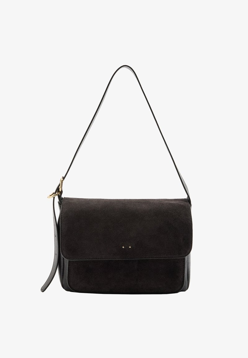 Czarna zamszowa i skórzana torebka na ramię z klapą i złotymi akcentami, z regulowanym paskiem i minimalistycznym designem.