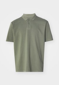 Polo tričko s krátkým rukávem v olivově zelené barvě, vyrobené z měkké bavlny. Obsahuje knoflíkovou légu a jemně vyšívané logo "BOSS" na hrudi.
