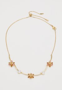 Collier en chaîne dorée avec trois grappes en forme de fleur de gemmes roses et ambres, et deux perles blanches, fermeture à fermoir ajustable.