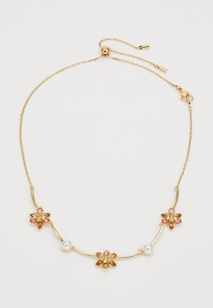 Arany lánc nyaklánc három virág alakú, rózsaszín és borostyán drágakövekből álló klaszterrel, valamint két fehér gyönggyel, állítható kapoccsal.