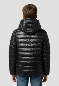 Czarna kurtka puchowa z błyszczącą, pikowaną powierzchnią i kapturem. Posiada poziome przeszycia, elastyczne mankiety i dopasowany krój.