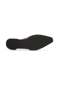 Scarpa piatta nera con punta affusolata, dotata di una suola in gomma testurizzata con piccoli quadrati e cerchi, e un design con retro aperto.