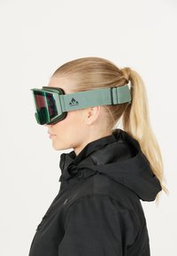Lunettes de ski avec une sangle verte ajustable, un cadre noir et des verres miroités affichant des dégradés de vert et de rouge.