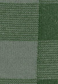 Tessuto a maglia con un motivo a quadretti verdi, caratterizzato da diverse tonalità di verde in un design testurizzato. Ogni quadrato presenta una sfumatura diversa.