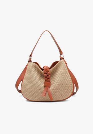 Sac à main tissé beige de forme courbée, détail en cuir marron tressé au centre, bordure en cuir marron, et deux bretelles d'épaule en cuir marron.