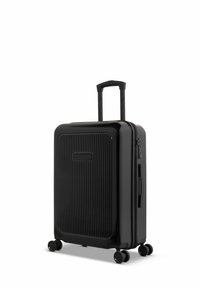 Hardshell zwarte koffer met verticale ribbelstructuur, uitschuifbare handgreep, vier soepele spinnerwielen en een handvat aan de zijkant.