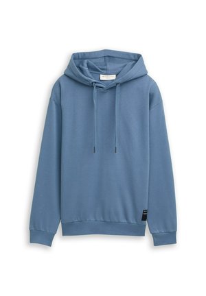 Svijetloplava majica s kapuljačom napravljena od mekog materijala, s vezicom za kapuljaču, dugim rukavima i rebrastim rubom. Uključuje malu oznaku branda sa strane.