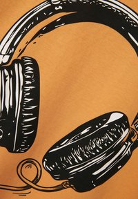 Gráfico negro de auriculares con un cable enrollado sobre un fondo naranja. El diseño presenta acentos brillantes y texturas detalladas en la almohadilla de los oídos.