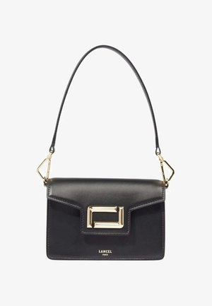 Sac à main en cuir noir avec un design structuré, quincaillerie dorée et un fermoir géométrique. Dispose d'une bandoulière unique pour le port à l'épaule.