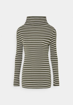 Groen-wit horizontaal gestreept shirt met lange mouwen en col, met een aansluitende pasvorm op een effen achtergrond.