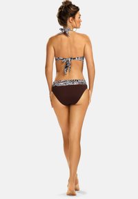 Brązowy biustonosz kąpielowy z marszczonym topem w wzory i pasującym paskiem. Posiada wiązania z tyłu, wysokie nogawki i gładką fakturę.