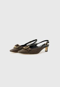 Escarpins à talons slingback marron à motifs, avec des bouts pointus, un détail de boucle en or et un petit talon aigu. Doublure intérieure noire et bride réglable.