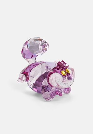 Figura de cristal de un gato púrpura con cola enrollada, que presenta ojos amarillos, una sonrisa juguetona y facetas angulares para un efecto brillante.