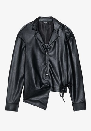 Sort imiteret læder skjorte med spidse krave, knaplukning fortil og asymmetrisk kant, der har en bundet detalje i taljen.
