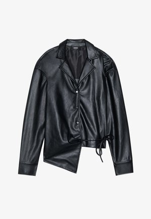 Sort imiteret læder skjorte med spidse krave, knaplukning fortil og asymmetrisk kant, der har en bundet detalje i taljen.