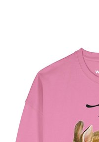 Rosa Sweatshirt mit dem oberen Teil eines braunen Hasen mit großen Ohren, der unter schwarzen Designelementen zentriert ist.