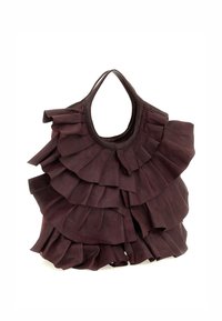 Borsa tote in pelle bordeaux scuro con design a strati di balze. Presenta un manico rotondo e una superficie testurizzata, che mette in risalto una finitura morbida.