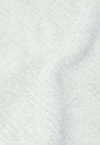Tessuto in maglia grigio chiaro, texture morbida con un motivo intrecciato; leggermente elasticizzato e superficie liscia, adatto per abbigliamento o rivestimenti.