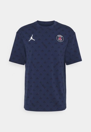 Granatowy t-shirt Paris Saint-Germain z wzorem fleur-de-lis, białym logo Jumpman na prawym biuście i emblematem PSG na lewym biuście.