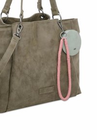 Olive green torebka z imitacji zamszu z srebnymi akcentami, podwójnymi uchwytami i różowym koralikowym paskiem na nadgarstek. Zawiera okrągły akcent w kolorze miętowym.