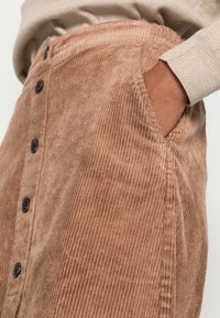 Part Two Gonna a campana - light brown