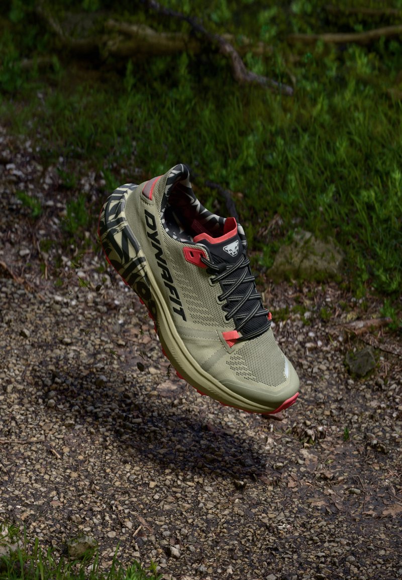 Baskets de course légères en vert olive avec des accents rouges, tige en mesh respirant, semelle texturée et motif intérieur en camouflage.
