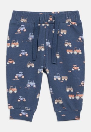 Marineblauwe peuterbroek met elastische tailleband en trekkoord, voorzien van een patroon met kleine kleurrijke tractoren en aanhangers.