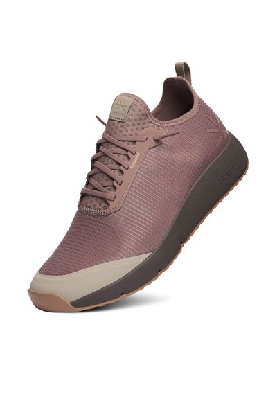 Helle rosa Sportschuh mit strukturiertem Obermaterial, flexibler Bauweise und einer kontrastierenden dunkelgrauen Gummisohle. Verfügt über eine Schnürung und eine Zuglasche.