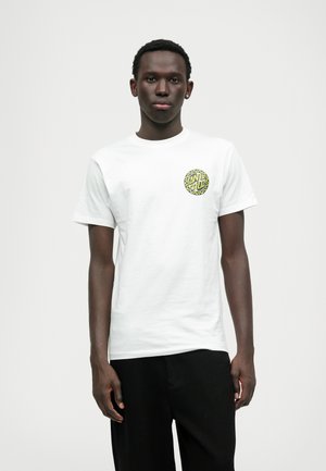 Λευκό βαμβακερό μπλουζάκι με κυκλική μαύρη και νεον κίτρινη γραφική απεικόνιση στην αριστερή περιοχή του στήθους. Σύντομες μανίκες και σχέδιο με λαιμόκοψη crew.