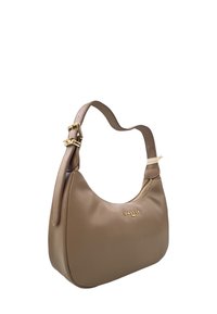 Borsa a spalla in pelle marrone chiaro con forma curva, tracolla regolabile e metal hardware dorato. Caratterizzata da una tasca con zip e logo in rilievo sulla parte anteriore.