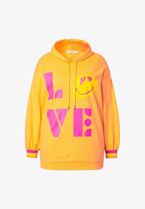 Lys gul hættebluse med pink "LOVE" print og smiley ansigt. Har snor i hætten og elastiske manchetter med stribede detaljer. Blød tekstur.