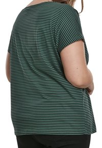 Zelené a černé pruhované tričko s krátkými rukávy, kulatým výstřihem, volným střihem a měkkou tkaninou. Zadní pohled ukazuje rovnoměrné rozložení pruhů.