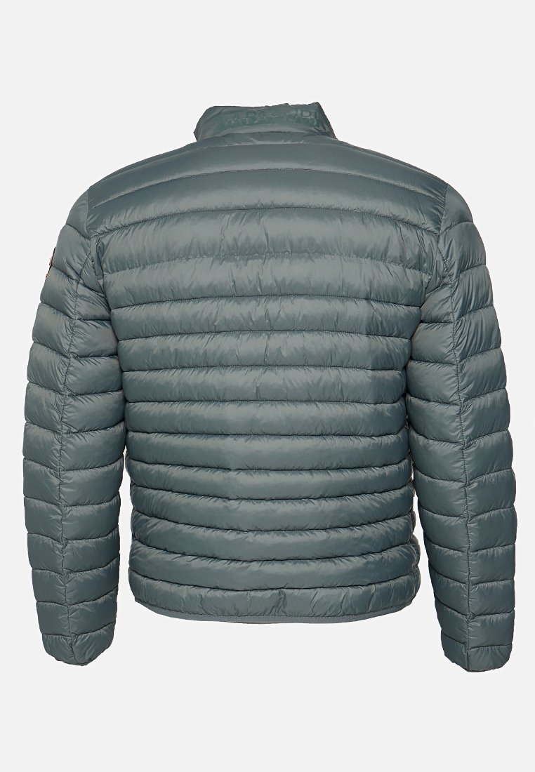 Veste légère et rembourrée de couleur bleu sarcelle délicate. Elle présente des sections matelassées horizontales, un col montant et des poignets côtelés.