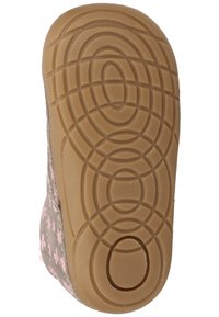 Pehmeä, ruskea kumipohja, jolla on sileä pinta. Varustettu kohotetuilla, keskeisillä soikeilla kuvioilla pidon ja vakauden parantamiseksi. Korostettu vaaleanpunaisilla yksityiskohdilla.