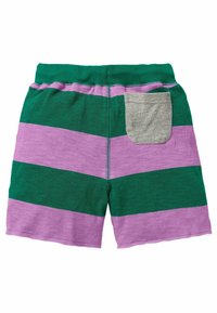 Pruhované šortky vyrobené z zelené a levandulové látky s jemnou texturou. Zahrnují šedou kapsu na zadní straně a elastický pas.