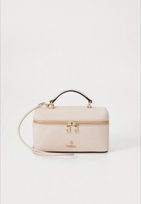 Borsa in pelle rosa chiaro dalla texture, con manico superiore, cinturino regolabile da polso e dettagli in metallo color oro. Dispone di chiusura a zip e marchio.