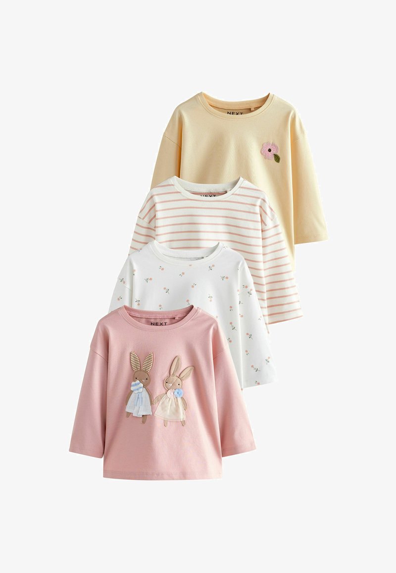 Quatre hauts pour enfants à manches longues dans des couleurs pastel : rose avec appliqués lapins, blanc avec petites fleurs, blanc à rayures roses, et jaune avec une fleur rose.