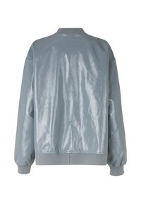 Veste bomber gris clair en matériau brillant. Elle dispose d'un col et de poignets côtelés, avec une coupe décontractée et une texture lisse.