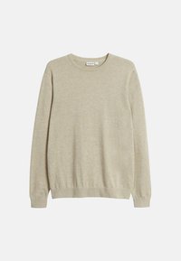Licht beige trui van gebreide stof. Heeft een ronde halslijn en lange mouwen met ribgebreide manchetten en zoom. Eenvoudig, klassiek ontwerp.