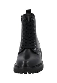 Schwarze Leder-Stiefeletten mit abgerundeter Spitze, ausgestattet mit einer Schnürung vorne, einer robusten Sohle und einem kleinen Zuglaschen am Hinterteil für einfaches An- und Ausziehen.