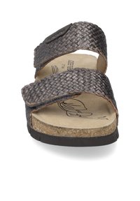 Braune gewebte Rutschsandale mit zwei verstellbaren Riemen, einer strukturierten Sohle und einem gepolsterten Fußbett. Gummisohle für guten Halt.