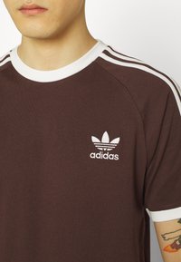 adidas Originals STRIPES TEE - T-shirt print - shadow brown