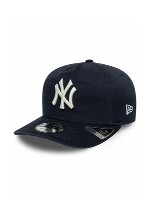 Ciemnoniebieska czapka bejsbolowa New York Yankees z zakrzywionym daszkiem, haftowanym białym logo NY z przodu i logo New Era z boku.