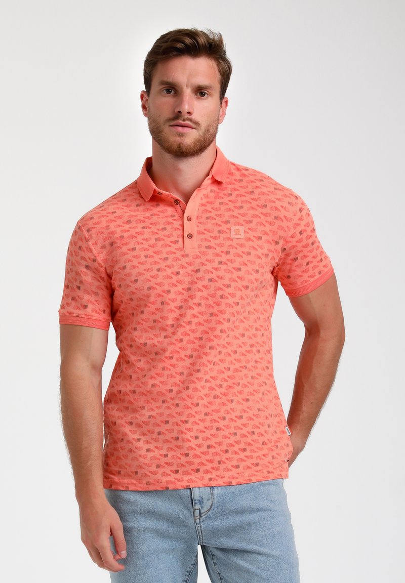 Koraalskleurig polo shirt met een subtiel geometrisch patroon, korte mouwen, een kraag met knopen en een klein logo-opdruk op de borst.