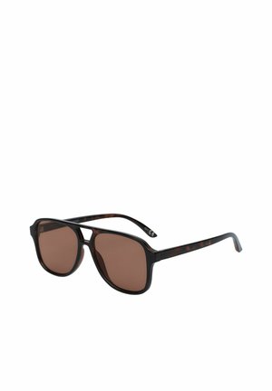 Czarne prostokątne okulary przeciwsłoneczne z brązowymi przyciemnianymi soczewkami i cienkimi zausznikami w kolorze żółwia na białym tle.