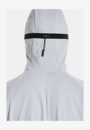 Veste à capuche blanche avec un tissu texturé, cordon noir et zone de cou ajustable. Surface lisse avec des détails de conception subtils.