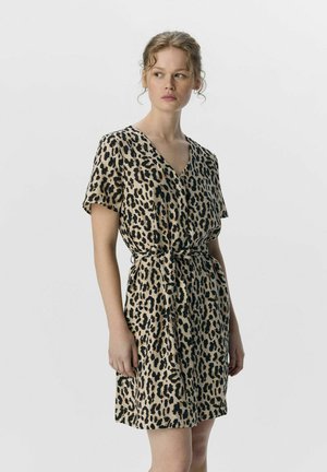 Robe à imprimé léopard, manches courtes, décolleté en V, taille cintrée avec une ceinture, tissu doux, fond beige avec des taches noires.