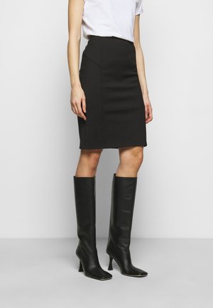 Jupe crayon noire avec une coupe ajustée et des coutures latérales, assortie à des bottes en cuir noires à talons montantes jusqu'au genou. Texture lisse et mate sur l'ensemble.